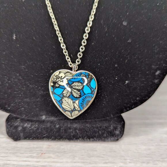 Vera Bradley Signed Mod Floral Blue Pattern Heart Pendant Necklace Silver Tone - Picture 3 of 13